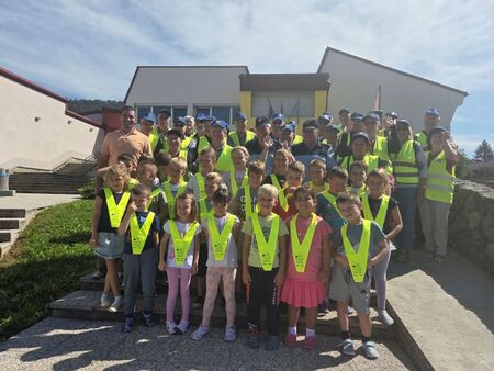 Fotografija s prvošolčki OŠ Antona Žnideršiča